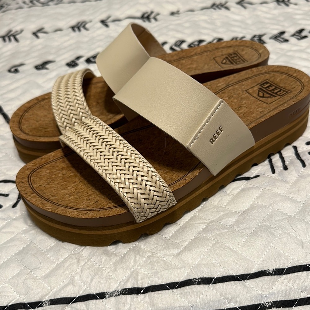 Reef Cushion Vista Hi size 8 new